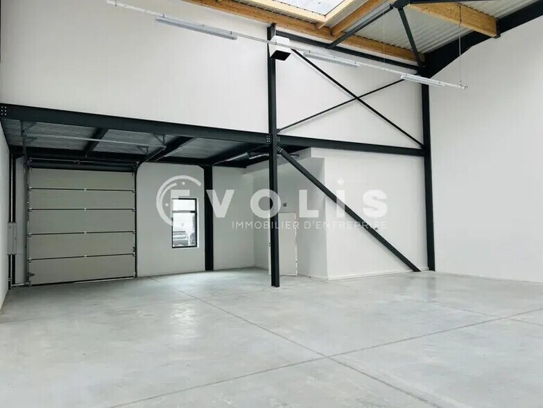Local d'activités dans Lieusaint à vendre - Photo de l’immeuble – Image 3 sur 6