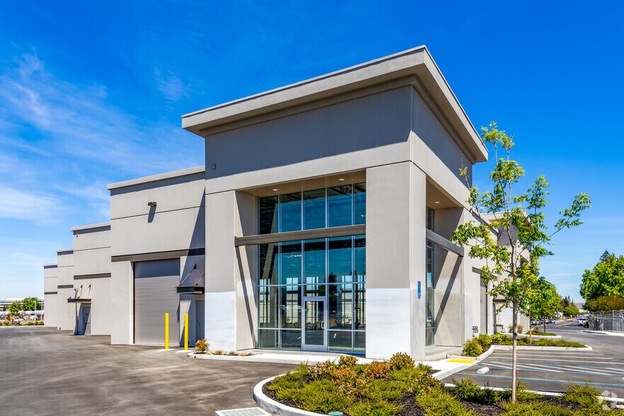 2040 Commerce Ave, Concord, CA à louer - Photo de l’immeuble – Image 2 sur 4