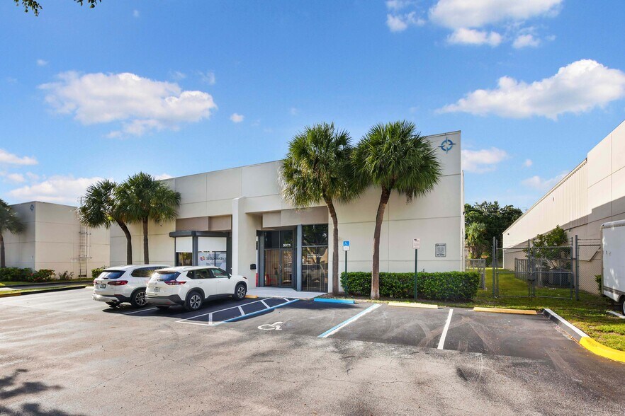 3371-3373 NW 168th St, Miami Gardens, FL à louer - Photo de l’immeuble – Image 2 sur 5