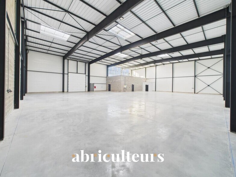 Industriel/Logistique dans Chartres à vendre - Photo de l’immeuble – Image 3 sur 5