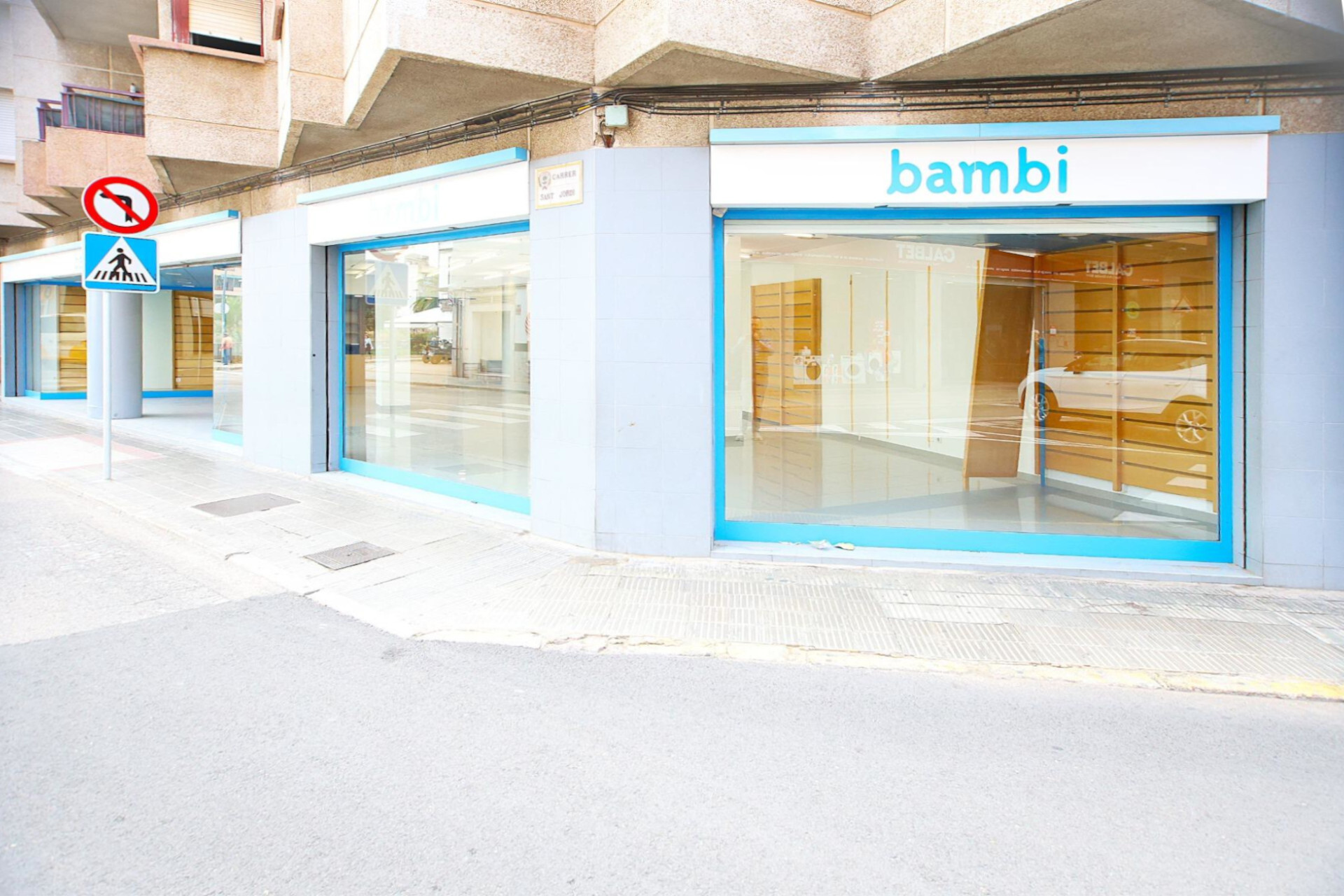 Local commercial dans El Vendrell, Tarragona à louer Photo de l’immeuble– Image 1 sur 17