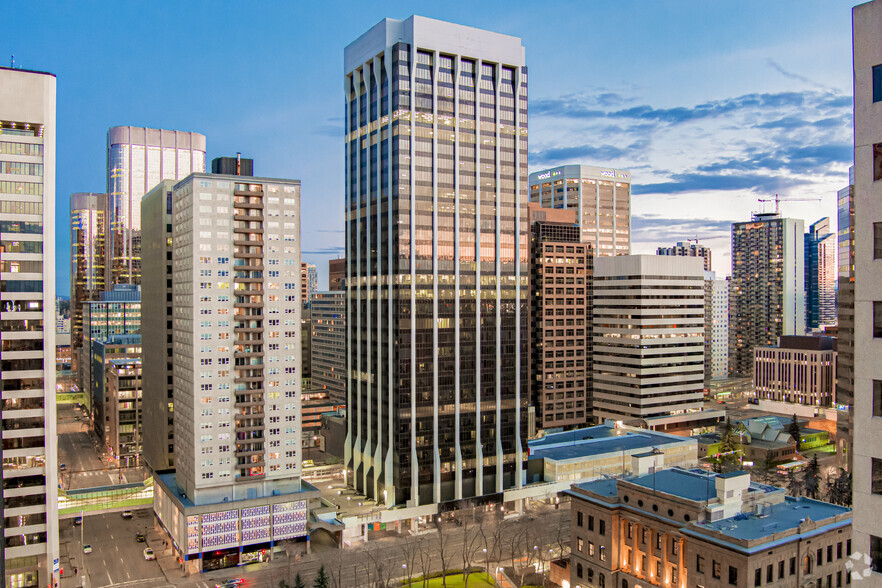 715 5 Av SW, Calgary, AB à louer - Photo de l’immeuble – Image 1 sur 16