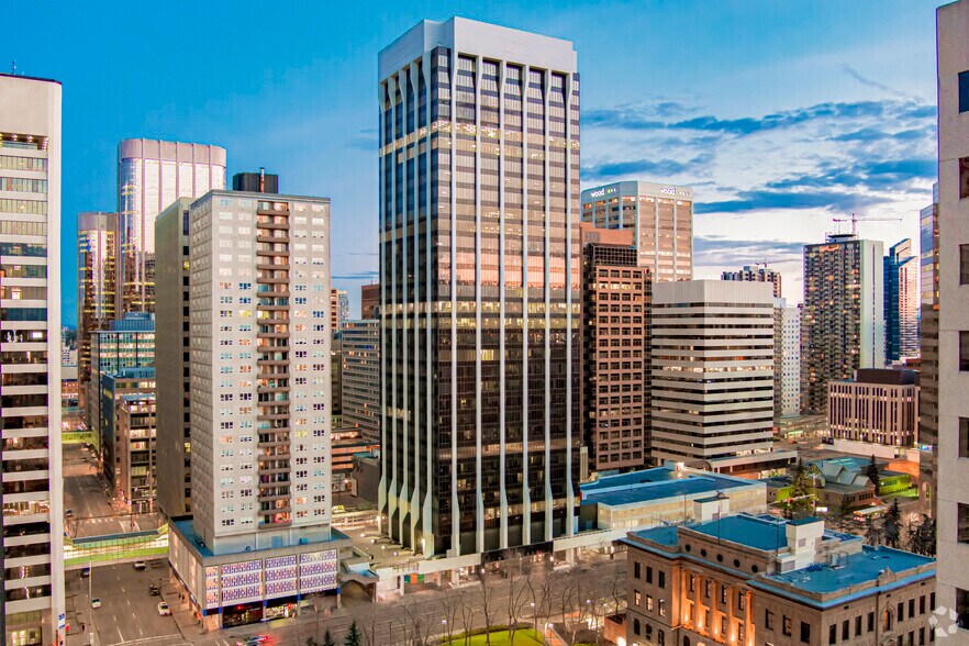 715 5 Ave SW, Calgary, AB à louer - Photo principale – Image 1 sur 9