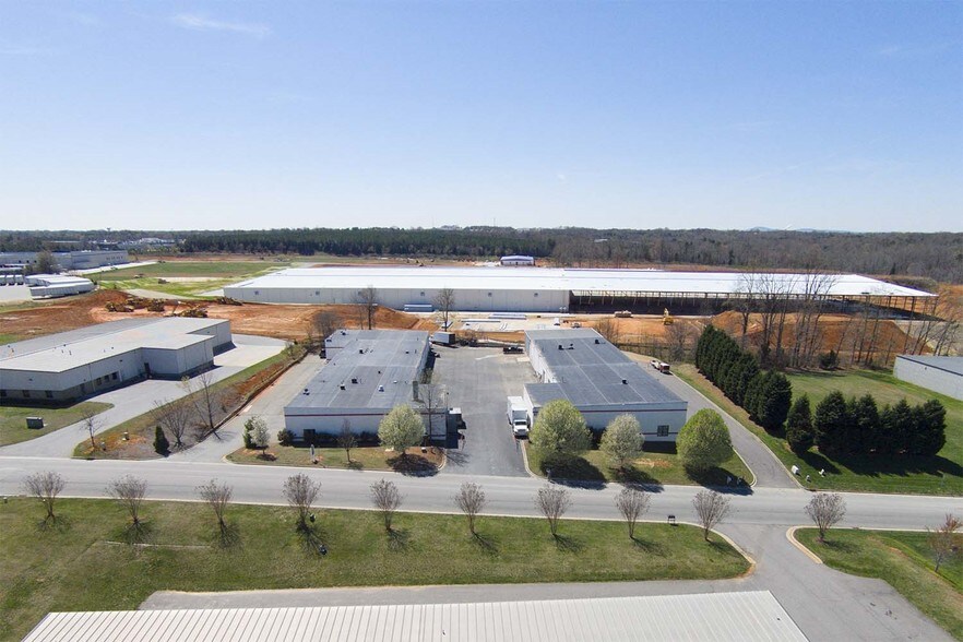 159 Barley Park Ln, Mooresville, NC à louer - Photo de l’immeuble – Image 1 sur 19