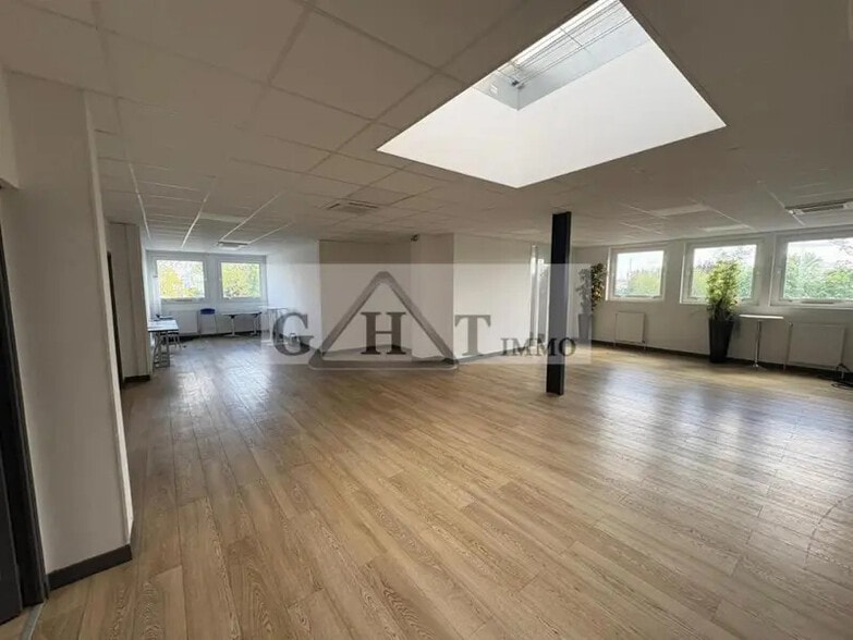 Bureau dans Vaux-le-Pénil à louer - Photo intérieure – Image 2 sur 12
