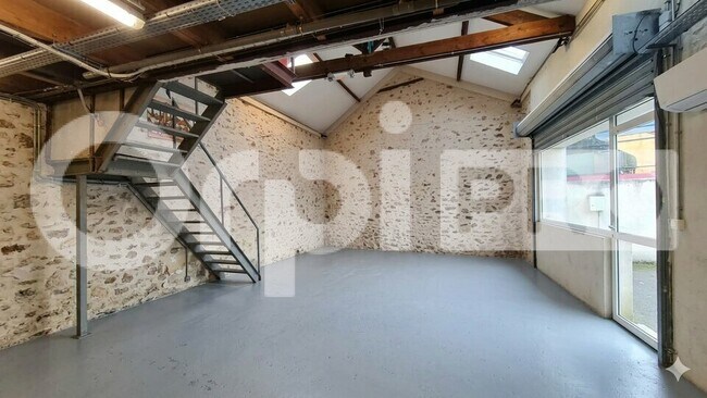 Plus de détails pour Local d'activités à louer