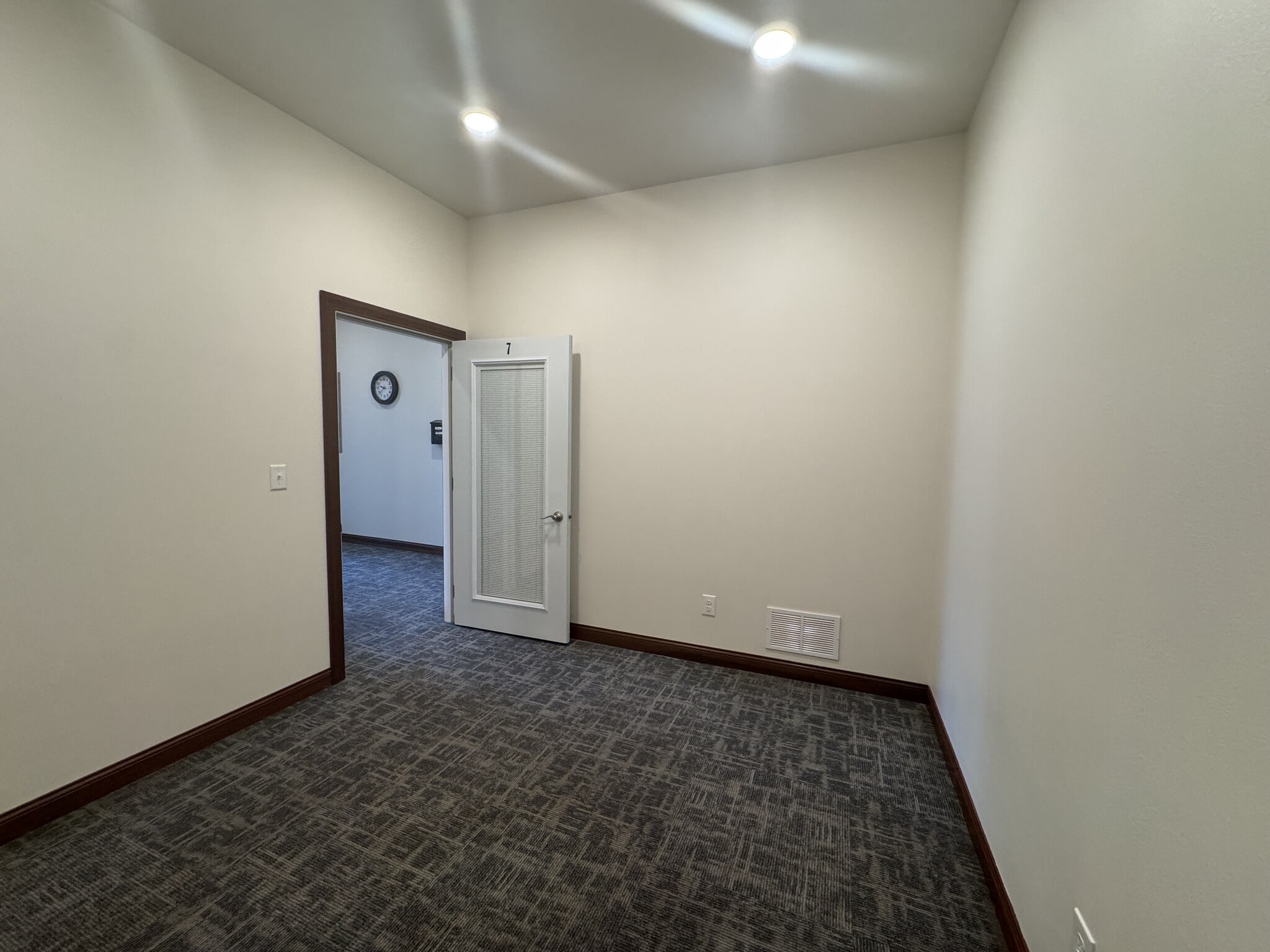 20 S Main St, Oconomowoc, WI à louer Photo intérieure– Image 1 sur 5