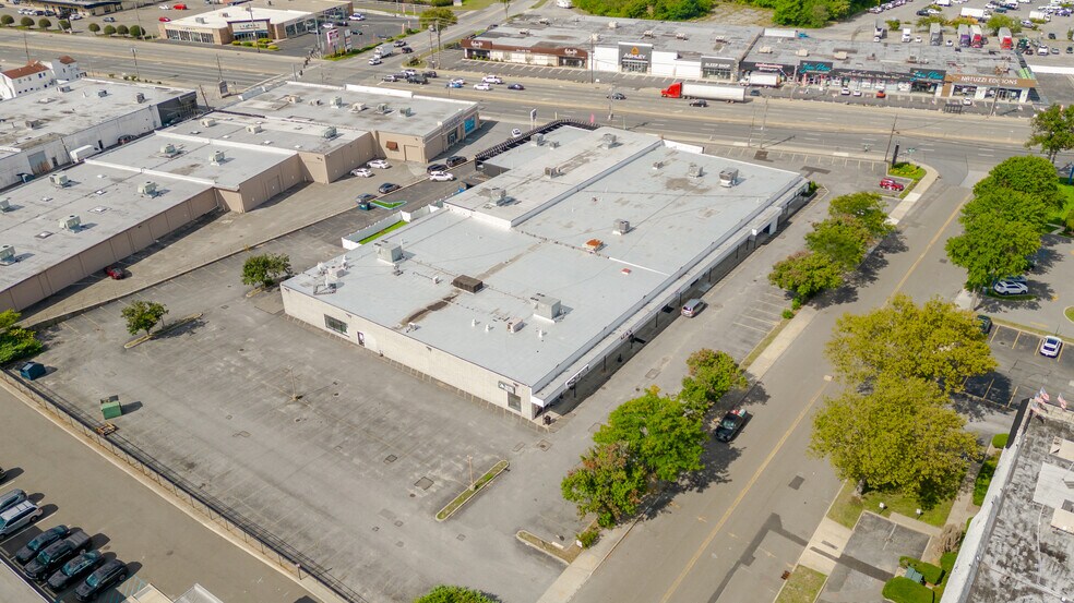1681-1745 Broadhollow Rd, Farmingdale, NY à louer - Photo de l’immeuble – Image 2 sur 6