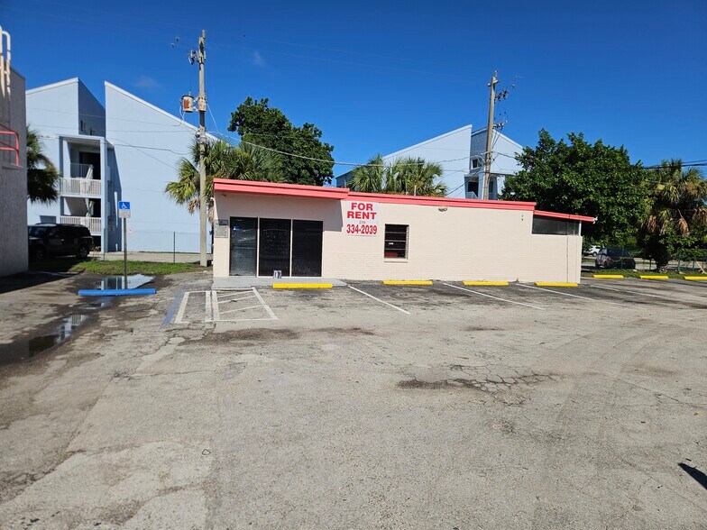 3584 Fowler St, Fort Myers, FL à louer - Photo de l’immeuble – Image 1 sur 7