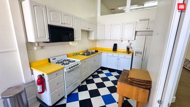 2419-2421 James M Wood Blvd, Los Angeles, CA à louer Photo intérieure– Image 2 sur 4