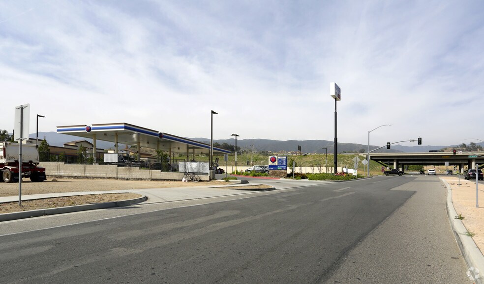 8765 Dos Lagos Dr, Corona, CA à vendre - Photo de l’immeuble – Image 2 sur 3