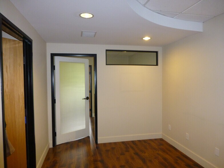Central Westlake Village-  Abundant parking, Westlake Village, CA à louer - Photo de l’immeuble – Image 3 sur 6