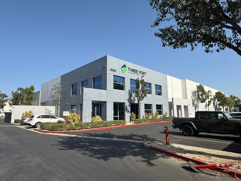 10681 Business Dr, Fontana, CA à louer - Photo de l’immeuble – Image 2 sur 7