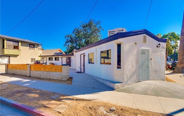 702 Cedar Ave, Long Beach, CA à vendre - Photo principale – Image 1 sur 27