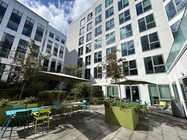 7 Rue Henri Becquerel, Rueil-Malmaison à louer - Photo de l’immeuble – Image 2 sur 10