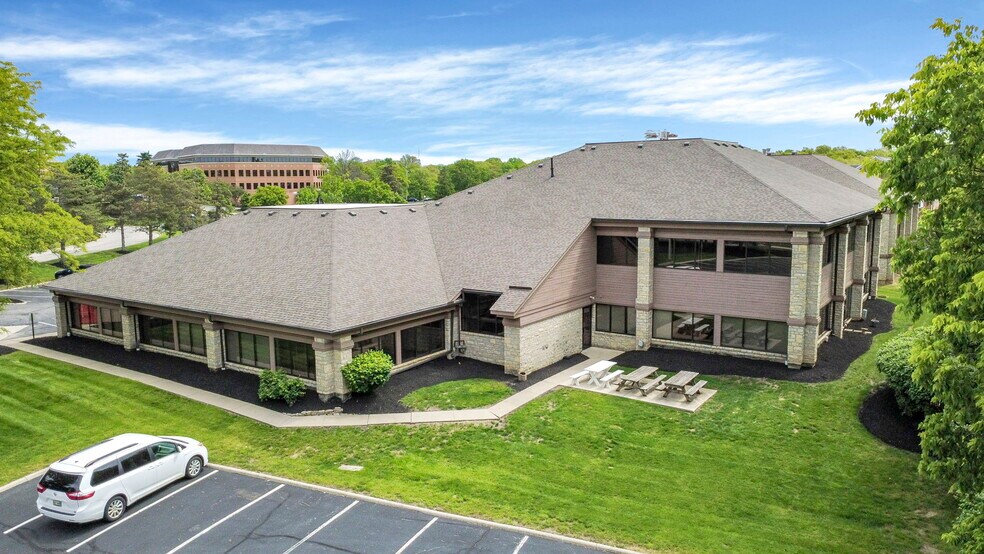 8080 Ravines Edge Ct, Columbus, OH à louer - Photo de l’immeuble – Image 3 sur 9