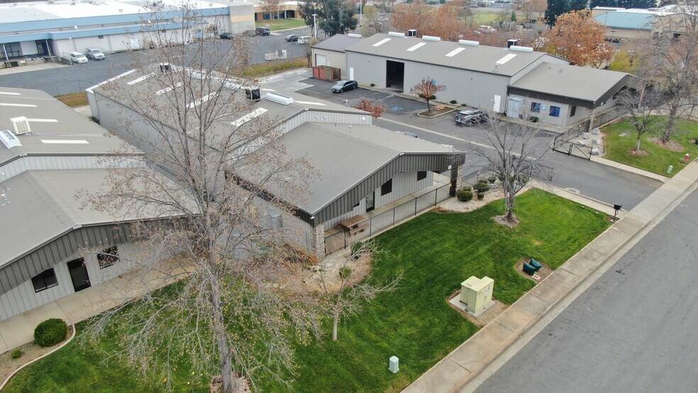 1661 Zachi Way, Redding, CA à vendre - Photo de l’immeuble – Image 2 sur 7