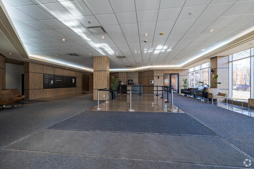 255 Boul Crémazie E, Montréal, QC à louer - Hall d’entrée – Image 2 sur 29