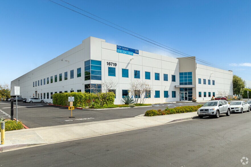 16719 Schoenborn St, North Hills, CA à louer - Photo principale – Image 1 sur 18