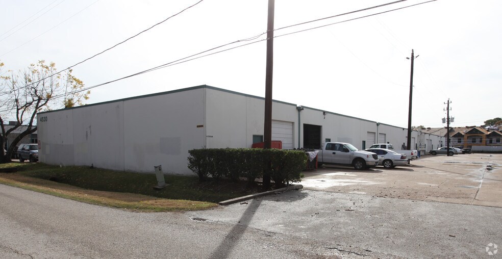 4530 W 34th St, Houston, TX à louer - Photo de l’immeuble – Image 3 sur 10