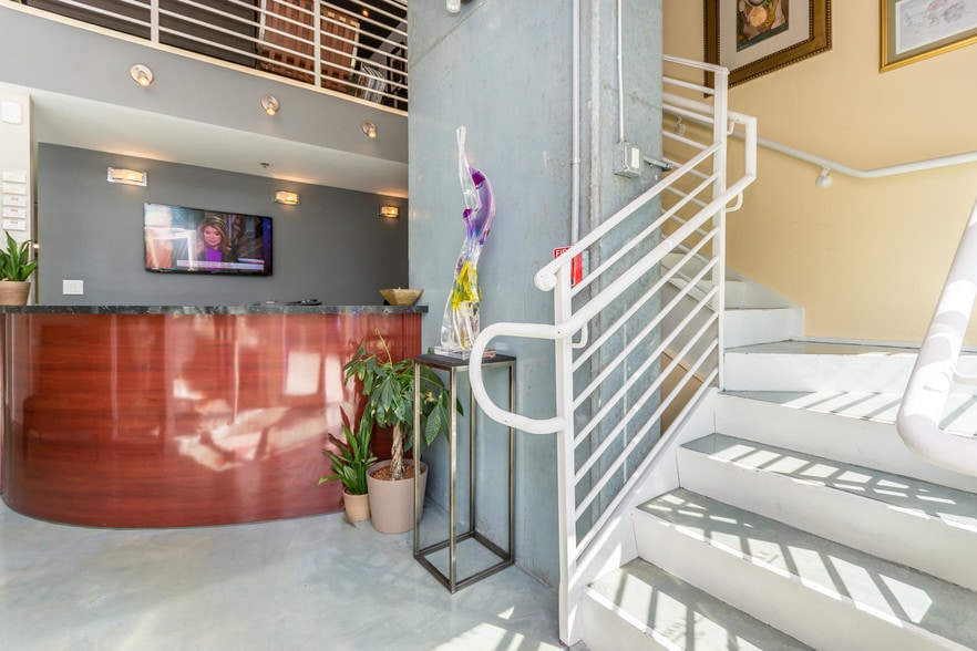 2301 Wilton Dr, Wilton Manors, FL à vendre - Photo intérieure – Image 1 sur 56