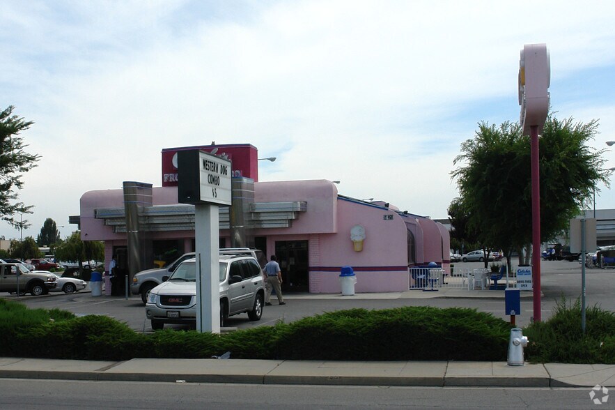5420 N Blackstone Ave, Fresno, CA à vendre - Photo de l’immeuble – Image 3 sur 9