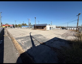 6005 Charlotte Pike, Nashville, TN à louer Photo de l’immeuble– Image 2 sur 11