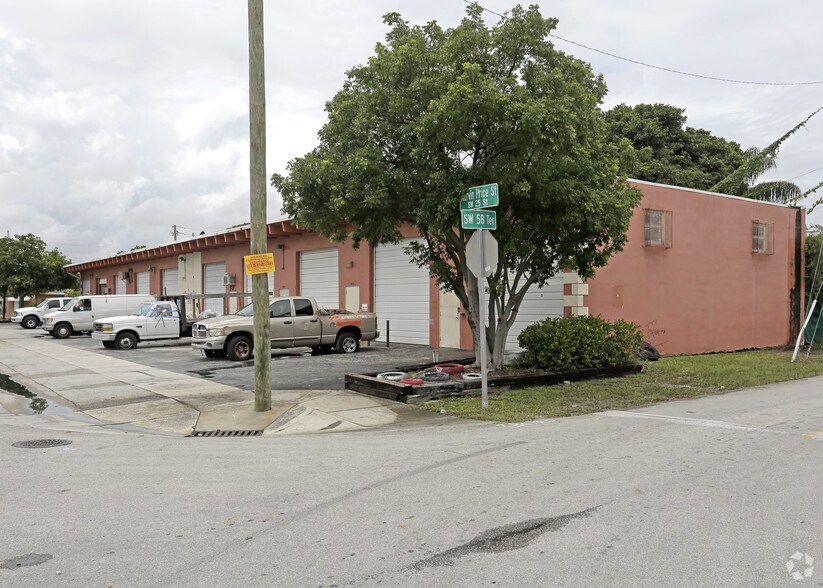 5833-5851 SW 25th St, West Park, FL à louer - Photo principale – Image 1 sur 10