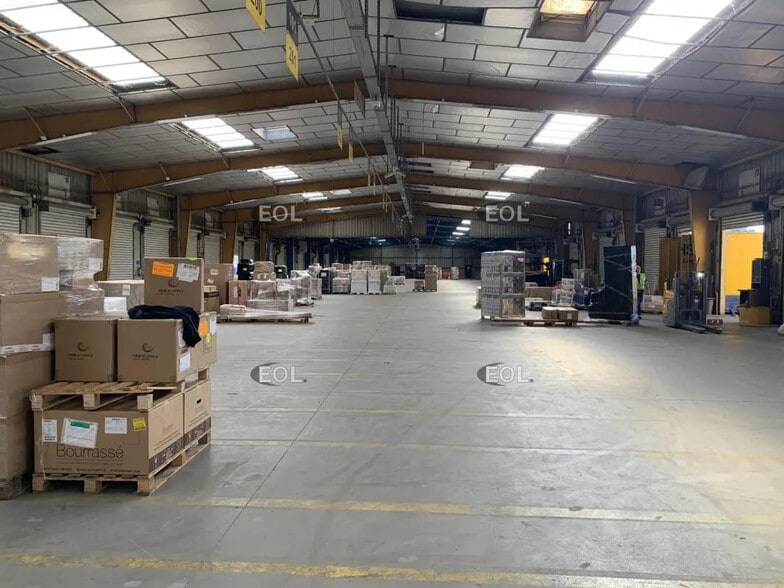 Industriel/Logistique dans Avignon à vendre - Photo de l’immeuble – Image 2 sur 5