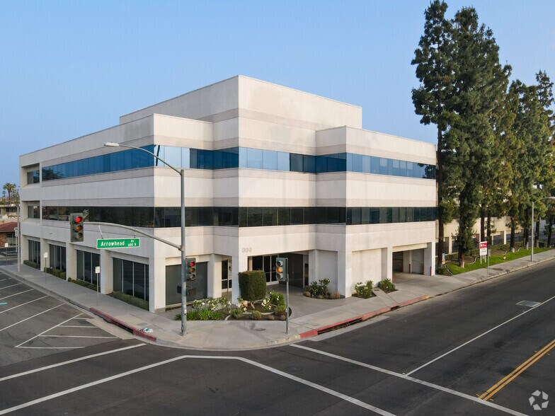 600 N Arrowhead Ave, San Bernardino, CA à louer - Photo principale – Image 1 sur 21