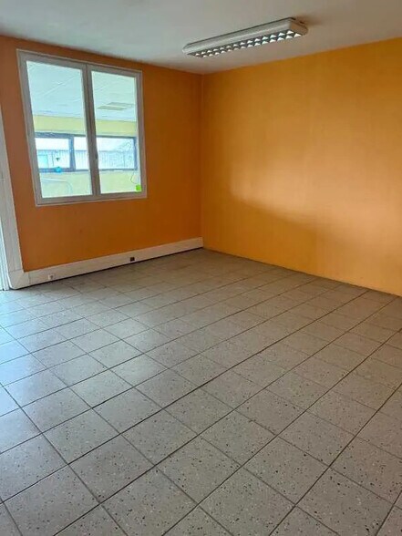 Local d’activités dans Trévoux à louer - Photo de l’immeuble – Image 3 sur 7