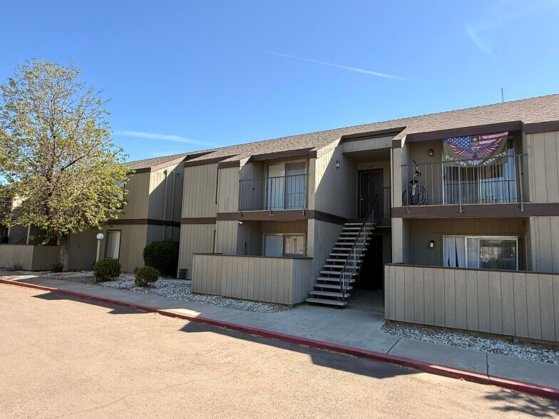302 W Pleasant St, Coalinga, CA à vendre - Photo de l’immeuble – Image 2 sur 8