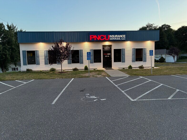 272 Westfield Rd, Holyoke, MA à vendre - Photo principale – Image 1 sur 3