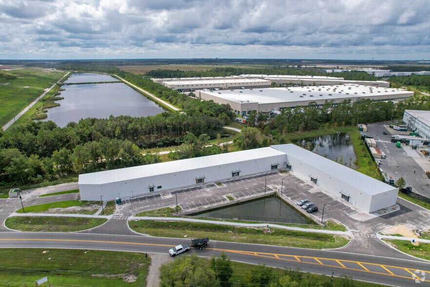5722 Young Pine Rd, Orlando, FL à louer - Photo de l’immeuble – Image 2 sur 3