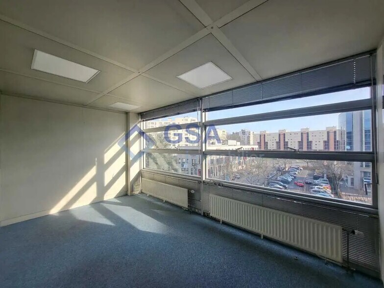 Bureau dans Évry-Courcouronnes à louer - Photo de l’immeuble – Image 3 sur 4