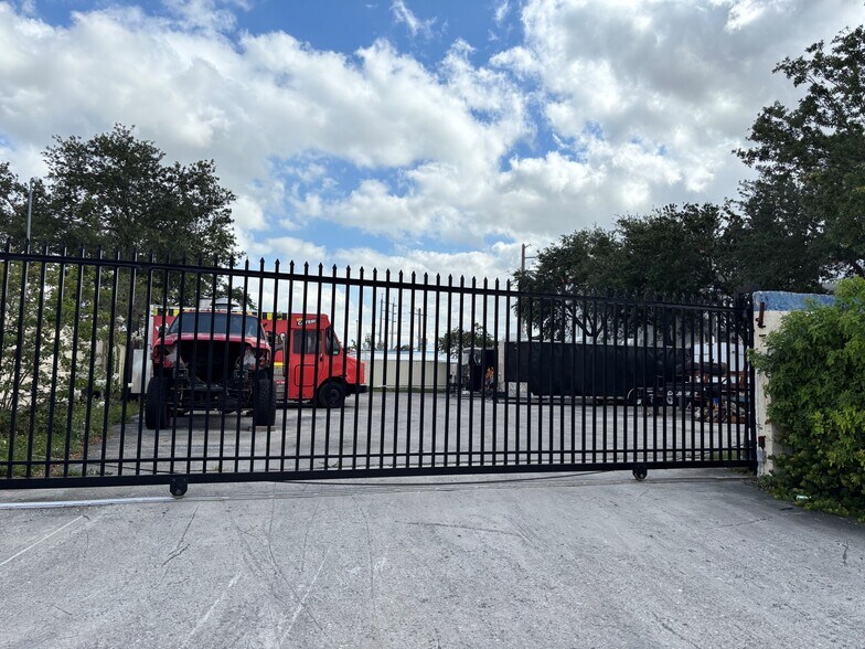 519 NE 43rd St, Oakland Park, FL à louer - Photo de l’immeuble – Image 1 sur 6