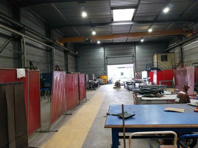 Local d’activités dans SAINT-VIGOR-D'YMONVILLE à louer - Photo de l’immeuble – Image 2 sur 5