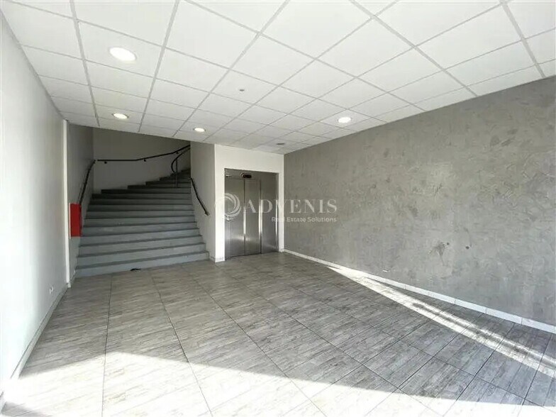 Bureau dans Villeneuve-la-Garenne à louer - Photo de l’immeuble – Image 2 sur 7