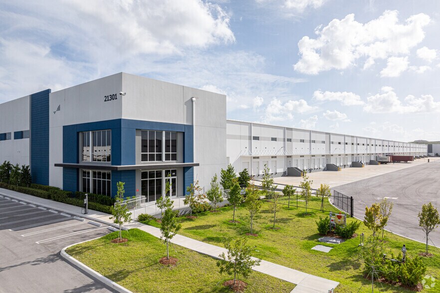 21301 NW 43rd ave, Miami Gardens, FL à louer - Photo de l’immeuble – Image 3 sur 5