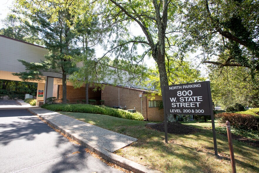 800 W State St, Doylestown, PA à louer - Photo de l’immeuble – Image 1 sur 14