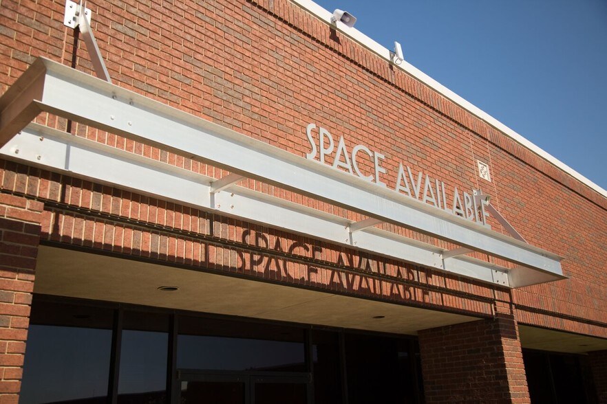 3418 Midcourt Rd, Carrollton, TX à louer - Photo de l’immeuble – Image 3 sur 8