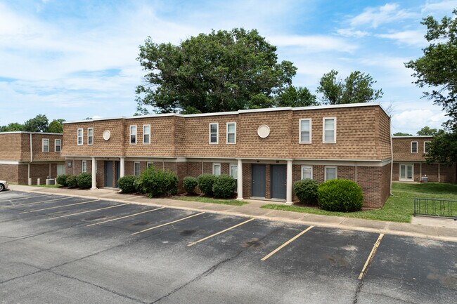 Plus de détails pour 800 E Grand Ave, Carbondale, IL - Logement à vendre