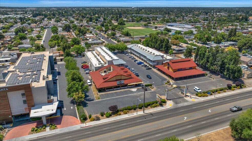 1450 Clovis Ave, Clovis, CA à louer - Photo de l’immeuble – Image 2 sur 26