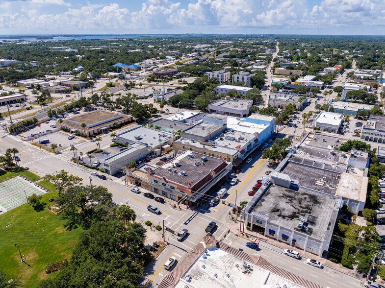 2058 14th Ave, Vero Beach, FL à louer - Photo de l’immeuble – Image 3 sur 5