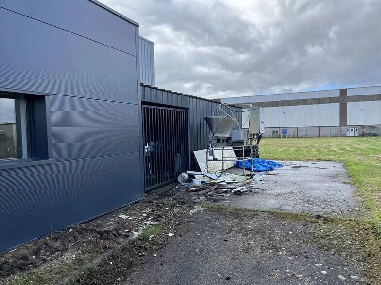 Local d’activités dans Migennes à louer - Photo de l’immeuble – Image 3 sur 11