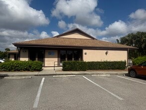 12734 Kenwood Ln, Fort Myers, FL à louer Photo de l’immeuble– Image 1 sur 11