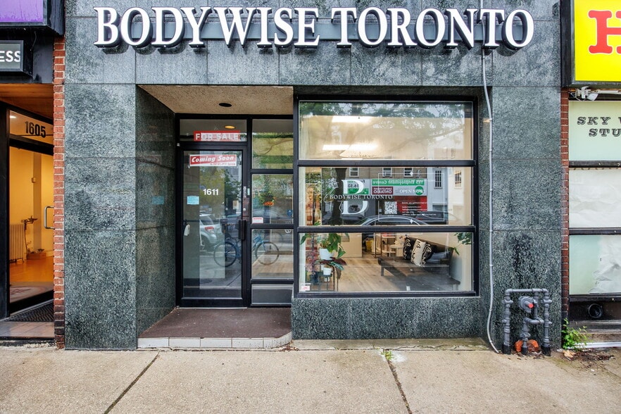 1611 Bloor St W, Toronto, ON à vendre - Photo de l’immeuble – Image 3 sur 39