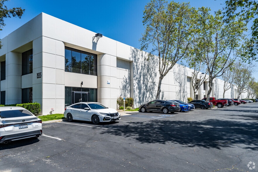 1555 S DuPont Ave, Ontario, CA à louer - Photo principale – Image 1 sur 6