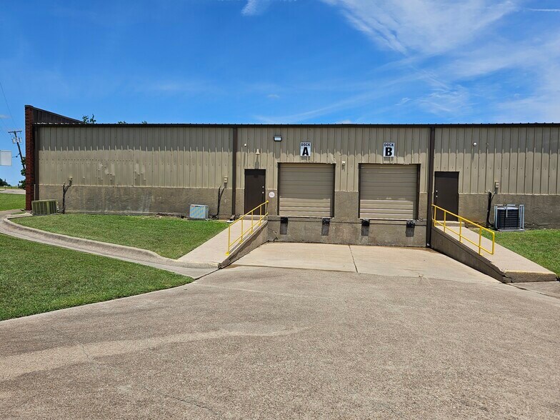 2604 N Kaufman St, Ennis, TX à louer - Photo de l’immeuble – Image 2 sur 10