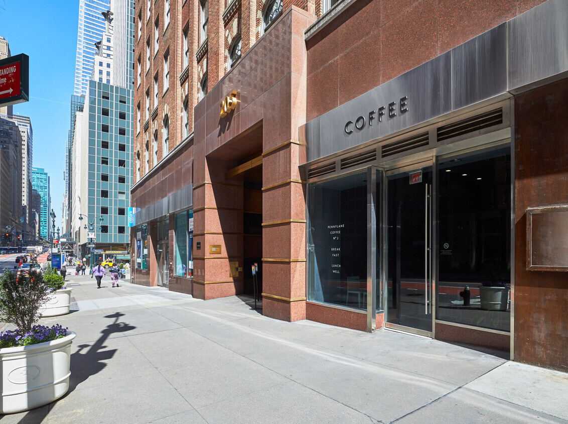 205 E 42nd St, New York, NY à louer Photo de l’immeuble– Image 1 sur 6